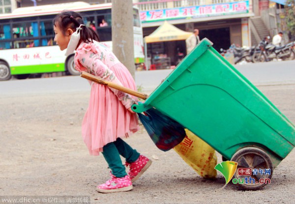 Cô bé 5 tuổi chăm chỉ quét rác trên đường phố giúp bà  5
