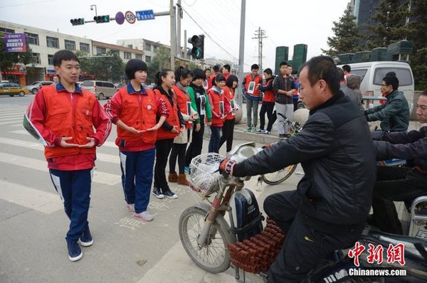 Học sinh xây "tường người" giữa đường để ngăn người dân vượt đèn đỏ 1