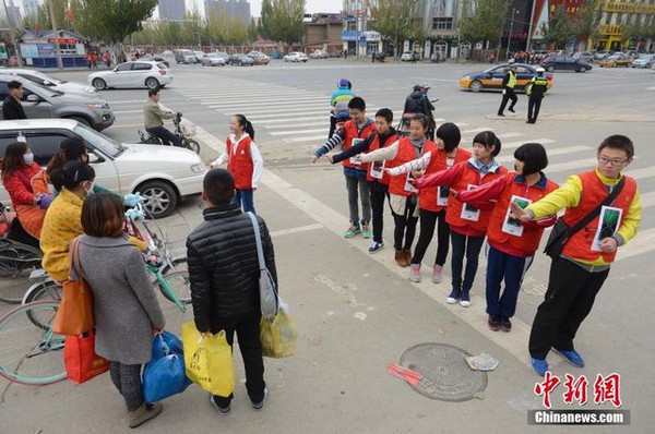 Học sinh xây "tường người" giữa đường để ngăn người dân vượt đèn đỏ 2