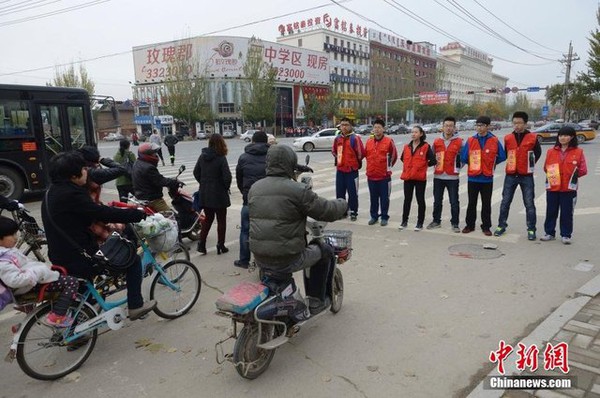 Học sinh xây "tường người" giữa đường để ngăn người dân vượt đèn đỏ 3