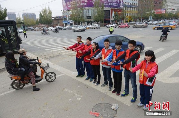 Học sinh xây "tường người" giữa đường để ngăn người dân vượt đèn đỏ 4