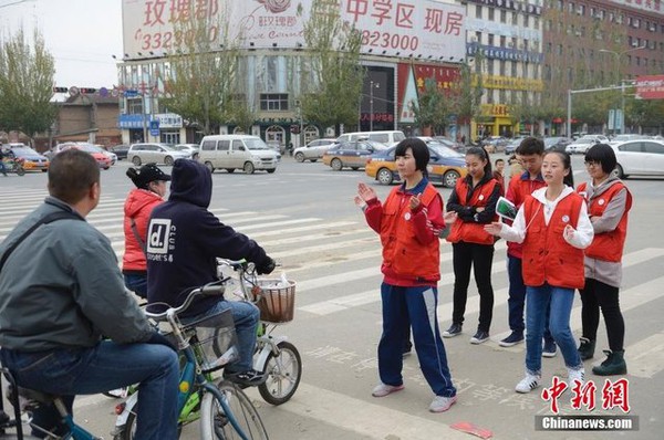 Học sinh xây "tường người" giữa đường để ngăn người dân vượt đèn đỏ 5