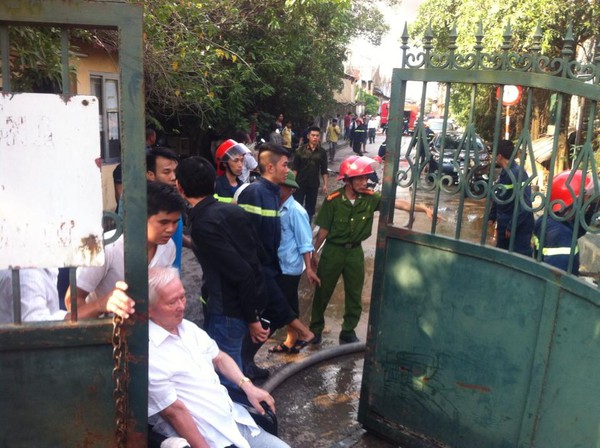 Hà Nội: Cháy kho gỗ giữa khu dân cư, hàng trăm lính cứu hỏa tham gia dập lửa 19