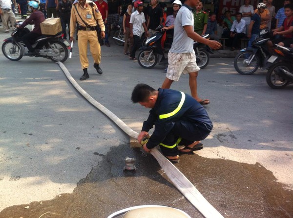 Hà Nội: Cháy kho gỗ giữa khu dân cư, hàng trăm lính cứu hỏa tham gia dập lửa 17