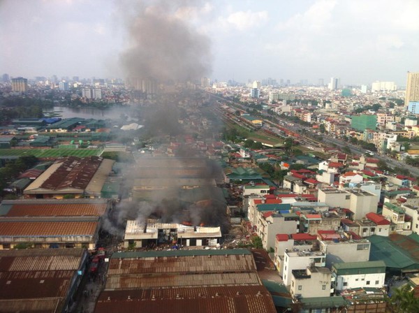 Hà Nội: Cháy kho gỗ giữa khu dân cư, hàng trăm lính cứu hỏa tham gia dập lửa 11