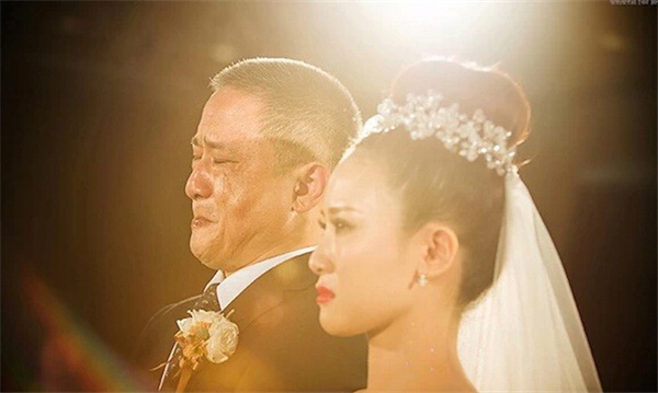 Chùm ảnh lay động trái tim: Những người bố khóc trong ngày cưới của con gái 2