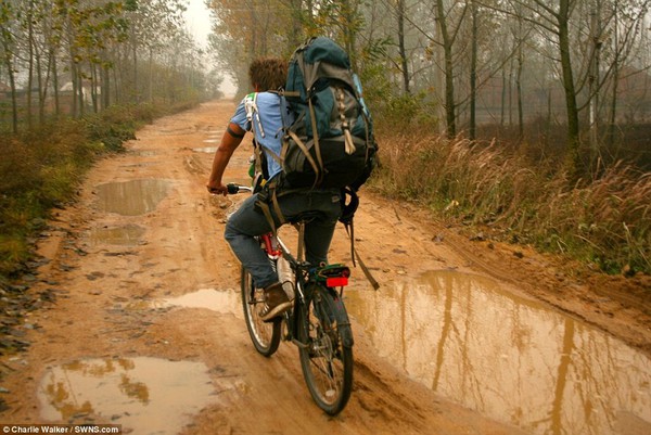 Ch&agrave;ng trai ho&agrave;n th&agrave;nh chuyến phượt v&ograve;ng quanh thế giới tr&ecirc;n chiếc xe đạp cũ 10