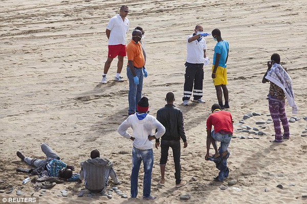 Bãi biển Tây Ban Nha náo loạn vì sự xuất hiện bất ngờ của nhóm khách từ tâm dịch Ebola 2