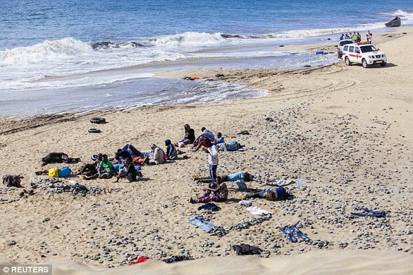 Bãi biển Tây Ban Nha náo loạn vì sự xuất hiện bất ngờ của nhóm khách từ tâm dịch Ebola 3