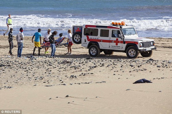 Bãi biển Tây Ban Nha náo loạn vì sự xuất hiện bất ngờ của nhóm khách từ tâm dịch Ebola 8
