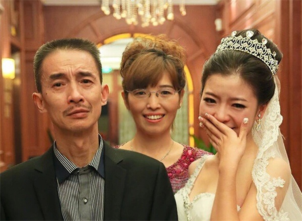 Chùm ảnh lay động trái tim: Những người bố khóc trong ngày cưới của con gái 19