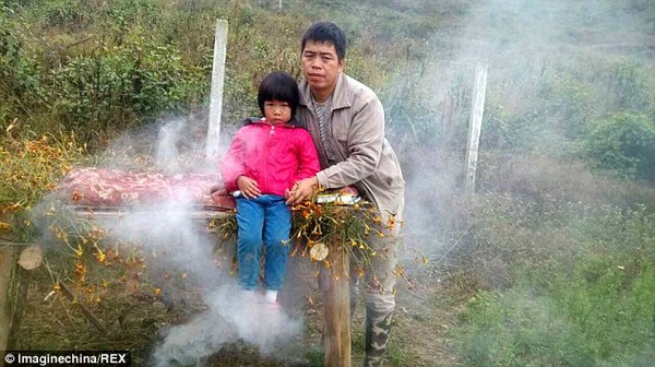 Xót xa hoàn cảnh người cha nghèo "hun khói" để chữa bệnh cho con 6