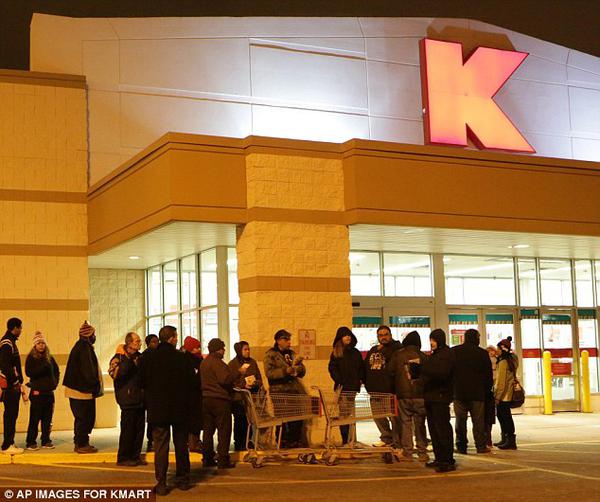 Người d&acirc;n Mỹ vạ vật cắm lều xếp h&agrave;ng trước 24 tiếng săn đồ Black Friday 1
