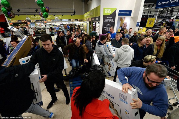 Anh: Người d&acirc;n đ&aacute;nh nhau tranh gi&agrave;nh h&agrave;ng h&oacute;a Black Friday 1