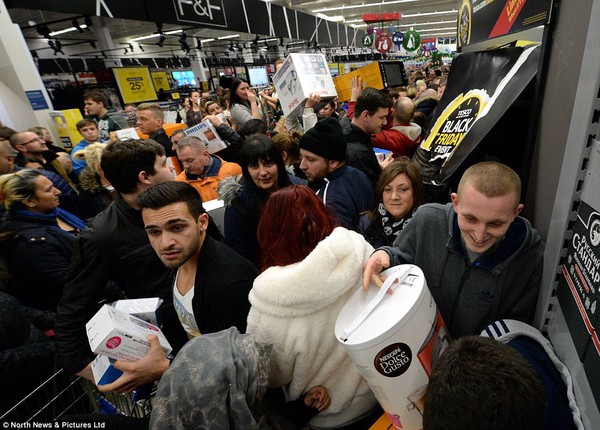 Anh: Người d&acirc;n đ&aacute;nh nhau tranh gi&agrave;nh h&agrave;ng h&oacute;a Black Friday 4