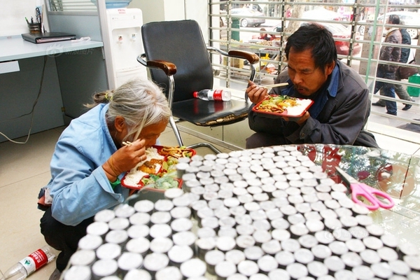  Hai vợ chồng ăn xin mang 2 bao tiền xu đi đổi gửi cho con gái học đại học 3