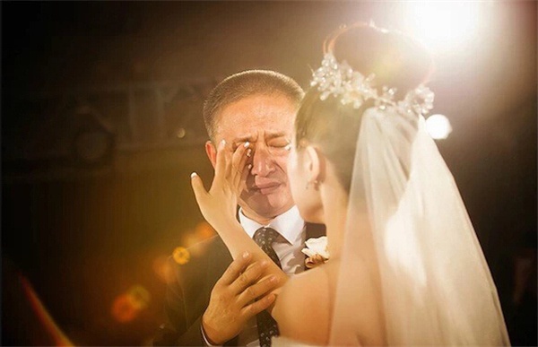 Chùm ảnh lay động trái tim: Những người bố khóc trong ngày cưới của con gái 5