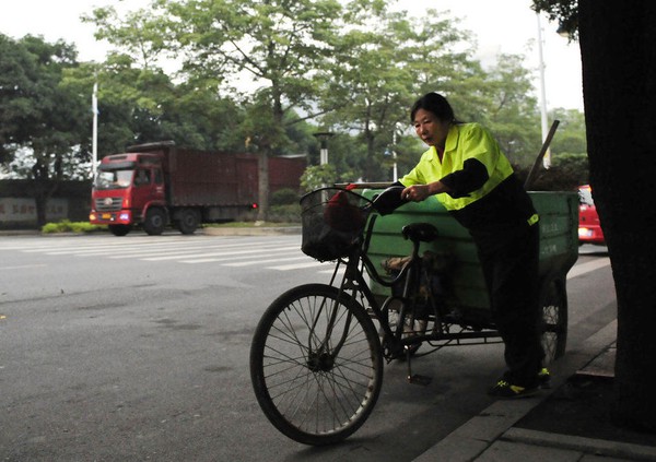 Cuộc sống đ&aacute;ng thương của c&ocirc; b&eacute; bị cha mẹ bỏ rơi khi mới chập chững biết đi 4