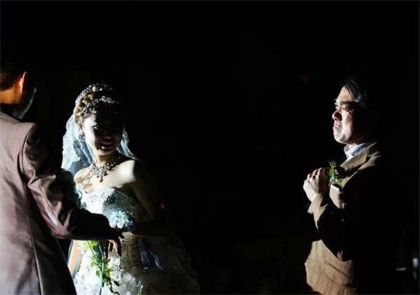 Chùm ảnh lay động trái tim: Những người bố khóc trong ngày cưới của con gái 25