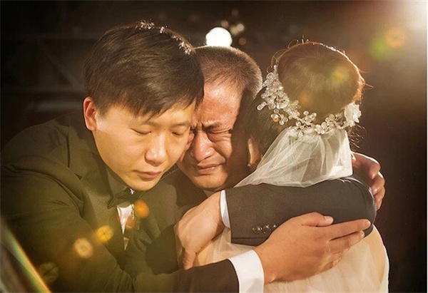 Chùm ảnh lay động trái tim: Những người bố khóc trong ngày cưới của con gái 7
