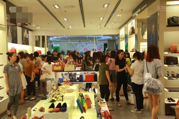 Nhiều gian hàng trống trơn ngay sau buổi sáng giảm giá "khủng" trong Black Friday 22