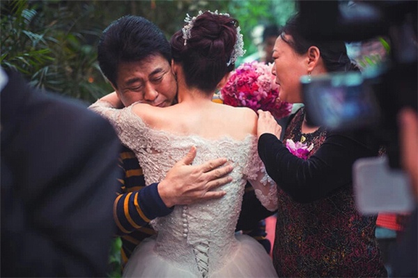 Chùm ảnh lay động trái tim: Những người bố khóc trong ngày cưới của con gái 26