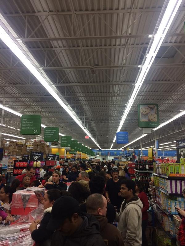 Người d&acirc;n Mỹ vạ vật cắm lều xếp h&agrave;ng trước 24 tiếng săn đồ Black Friday 7