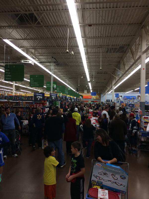 Người d&acirc;n Mỹ vạ vật cắm lều xếp h&agrave;ng trước 24 tiếng săn đồ Black Friday 11
