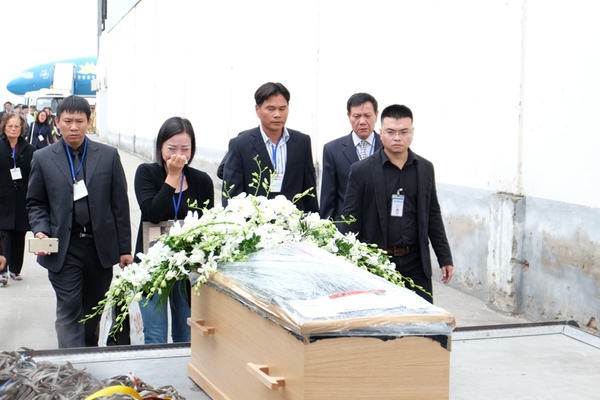 Người thân đau đớn đón di hài 3 mẹ con người Việt tử nạn trên chuyến bay MH17 1