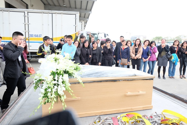 Người thân đau đớn đón di hài 3 mẹ con người Việt tử nạn trên chuyến bay MH17 2