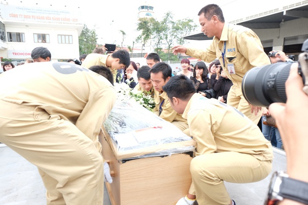 Người thân đau đớn đón di hài 3 mẹ con người Việt tử nạn trên chuyến bay MH17 3