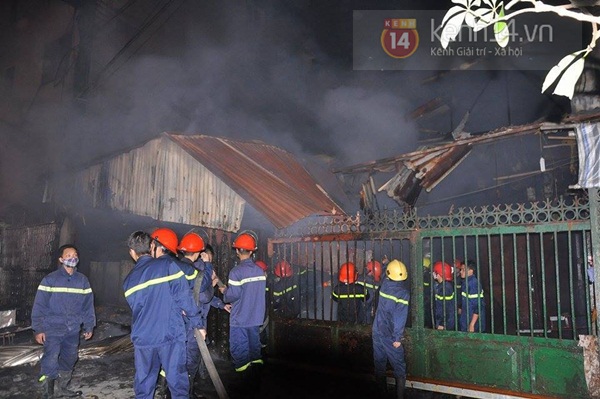 Hà Nội: Hàng trăm người tập trung theo dõi vụ cháy ở chợ Cầu Diễn 6