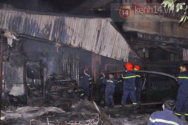 Hà Nội: Hàng trăm người tập trung theo dõi vụ cháy ở chợ Cầu Diễn 7