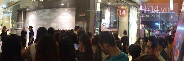 9h tối ng&agrave;y Black Friday, người H&agrave; Nội vẫn &ugrave;n &ugrave;n xếp h&agrave;ng chờ mua đồ giảm gi&aacute; 7