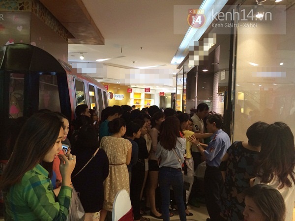 9h tối ng&agrave;y Black Friday, người H&agrave; Nội vẫn &ugrave;n &ugrave;n xếp h&agrave;ng chờ mua đồ giảm gi&aacute; 2