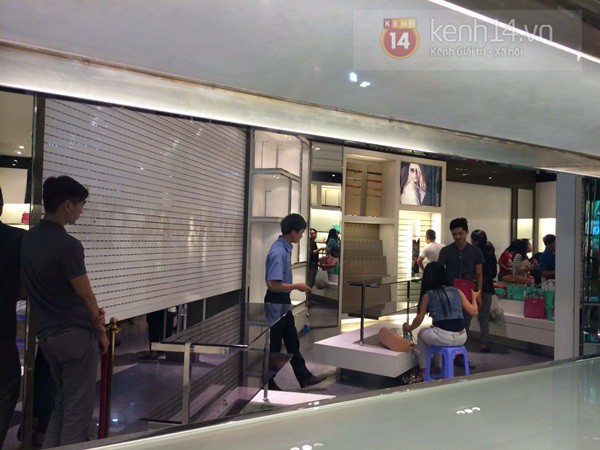 9h tối ng&agrave;y Black Friday, người H&agrave; Nội vẫn &ugrave;n &ugrave;n xếp h&agrave;ng chờ mua đồ giảm gi&aacute; 8