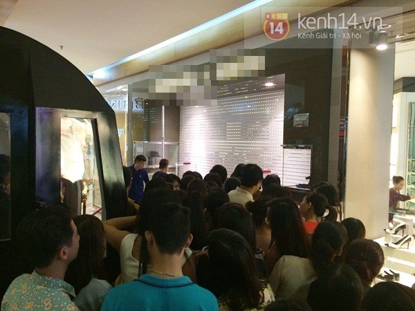 9h tối ng&agrave;y Black Friday, người H&agrave; Nội vẫn &ugrave;n &ugrave;n xếp h&agrave;ng chờ mua đồ giảm gi&aacute; 1