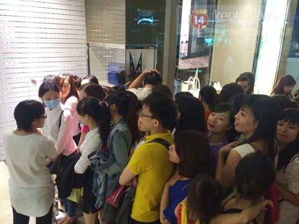 9h tối ng&agrave;y Black Friday, người H&agrave; Nội vẫn &ugrave;n &ugrave;n xếp h&agrave;ng chờ mua đồ giảm gi&aacute; 3