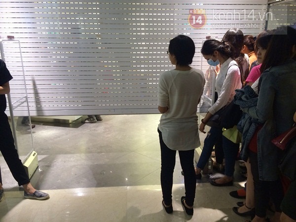 9h tối ng&agrave;y Black Friday, người H&agrave; Nội vẫn &ugrave;n &ugrave;n xếp h&agrave;ng chờ mua đồ giảm gi&aacute; 5