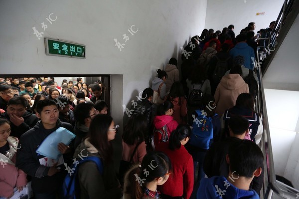 Trung Quốc: Biển người ùn ùn kéo nhau đi thi công chức  10