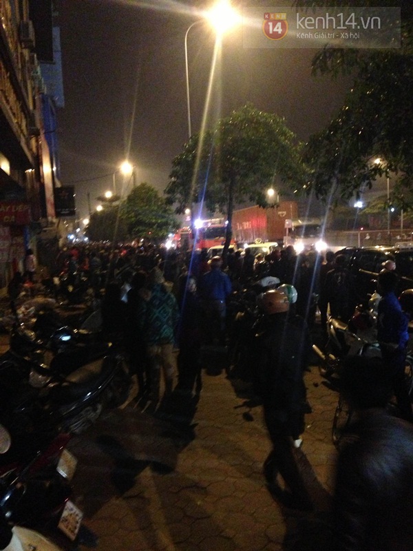 Hà Nội: Hàng trăm người tập trung theo dõi vụ cháy ở chợ Cầu Diễn 4