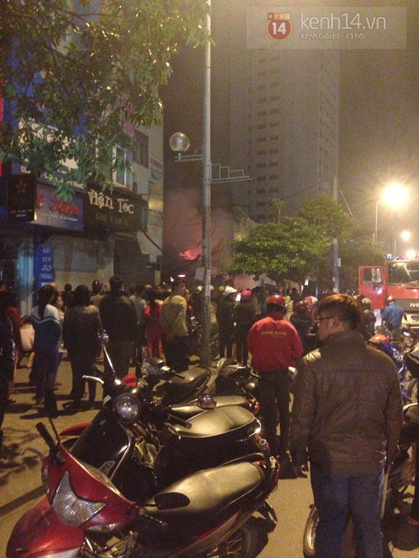 Hà Nội: Hàng trăm người tập trung theo dõi vụ cháy ở chợ Cầu Diễn 3