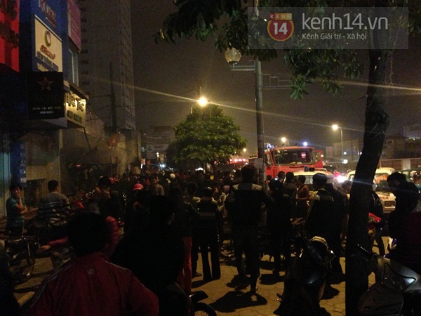 Hà Nội: Hàng trăm người tập trung theo dõi vụ cháy ở chợ Cầu Diễn 5
