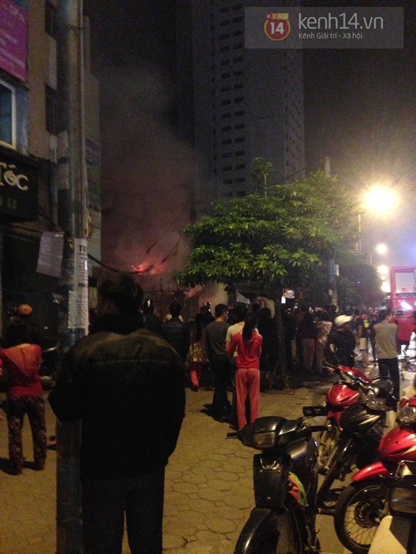 Hà Nội: Hàng trăm người tập trung theo dõi vụ cháy ở chợ Cầu Diễn 1