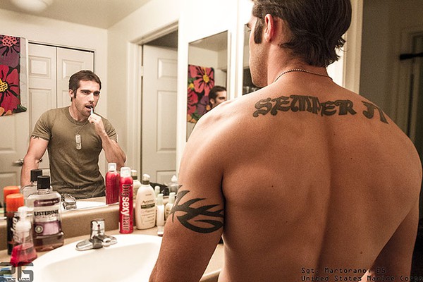 Ch&ugrave;m ảnh lột tả cuộc sống ph&iacute;a sau những bộ qu&acirc;n phục 15