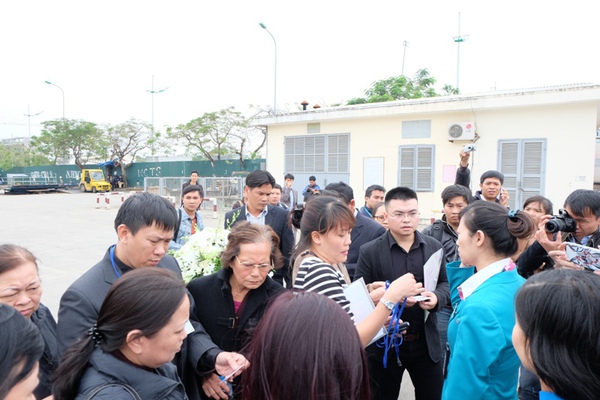 Người thân đau đớn đón di hài 3 mẹ con người Việt tử nạn trên chuyến bay MH17 13