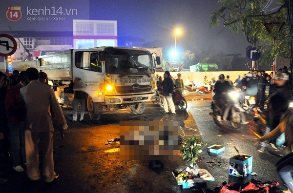 H&agrave; Nội: Người mẹ g&agrave;o kh&oacute;c trước thi thể em học sinh lớp 6 bị xe chở r&aacute;c c&aacute;n tử vong 1