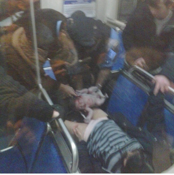 Hình ảnh xúc động 2 cảnh sát đỡ đẻ cho bà bầu ngay trên tàu điện ngầm 1