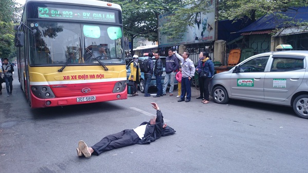 Người đàn ông say rượu nằm giữa đường chặn đầu xe bus 3