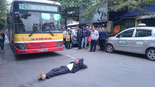 Người đàn ông say rượu nằm giữa đường chặn đầu xe bus 1